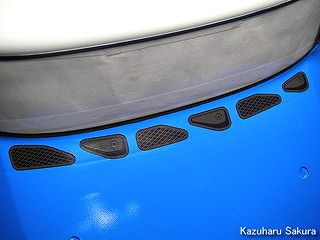 タミヤ CC-01 FJクルーザー 製作記  ～ ボディ製作 ～  ステッカーの貼り付け ～ 位置決めシートを剥がし、エアダクト、エアインテークのステッカーをしっかりと貼る